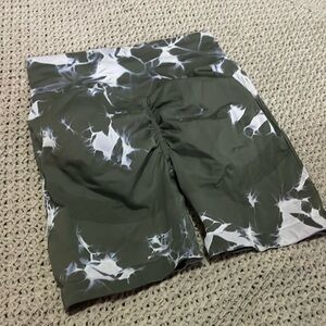 Army green gray white tye dye gym booty scrunch shorts size large